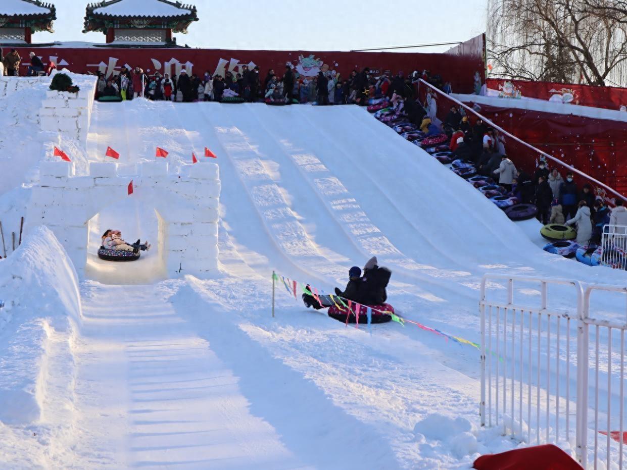 “滑”向新一年!市民龍?zhí)豆珗@樂享雪趣
