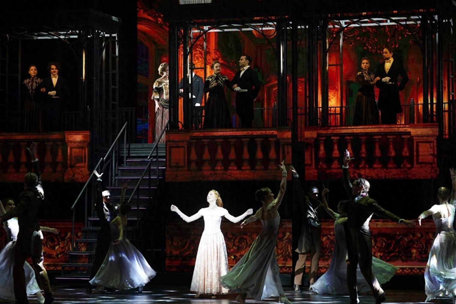 數百場演出薈萃跨年舞臺 中外祝福聲回蕩演藝之都