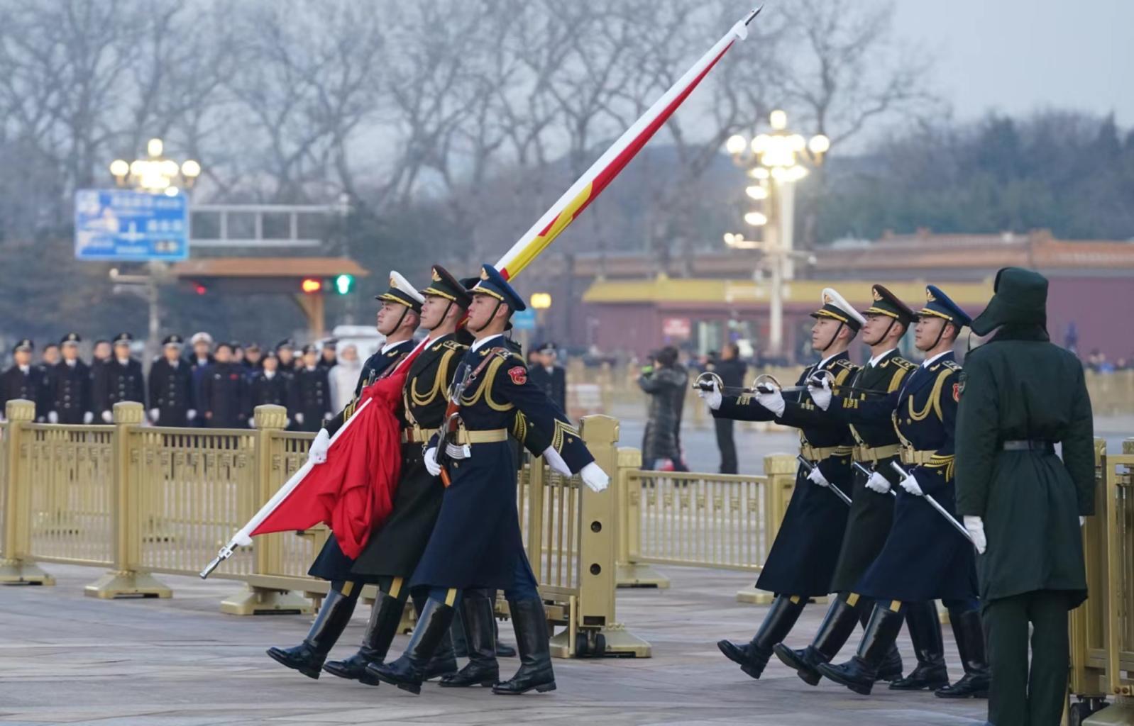 新年第一天,7.3萬(wàn)人天安門廣場(chǎng)觀看升國(guó)旗