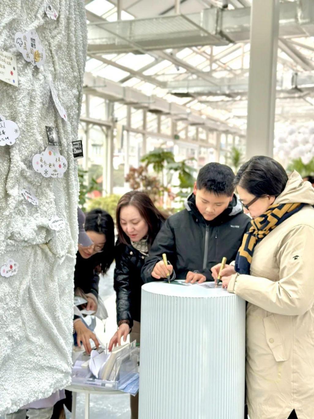 上海中山公園打造唯美“冰雪世界”,雪花藝術裝置點綴冬日浪漫