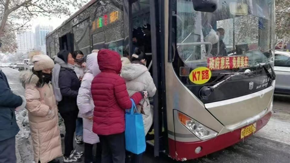 “免費公交”推行四年,烘起滿滿幸福感