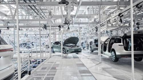 “不到50秒,兩扇車門牢牢安在車體上”!蔚來F2工廠最新實探