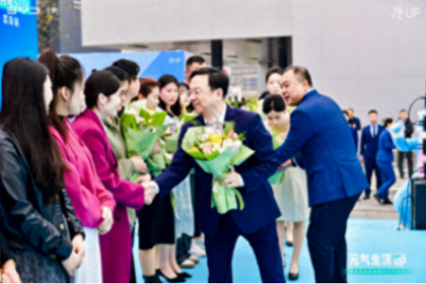 比亞迪元UP集體交車,王傳福親自為車主交付鑰匙、送上鮮花