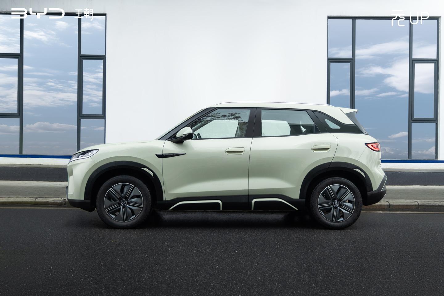 比亞迪元UP集體交車,王傳福親自為車主交付鑰匙、送上鮮花