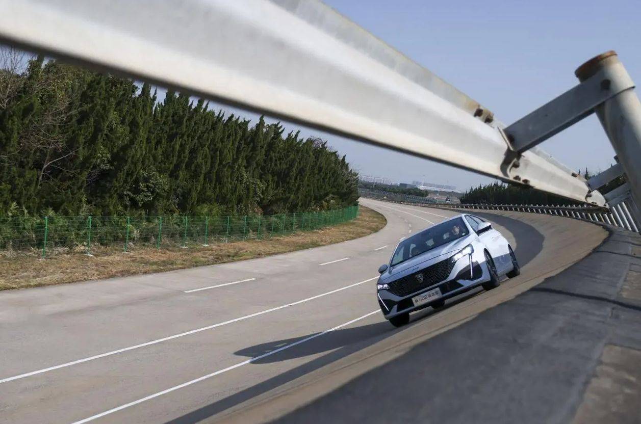 假期自駕的理想座駕,新408龘龘款不愧是“法式六邊形戰士”