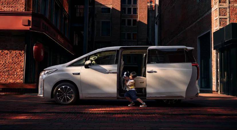 魏牌高山7 MPV新物種 30萬元以內(nèi)最能打的MPV