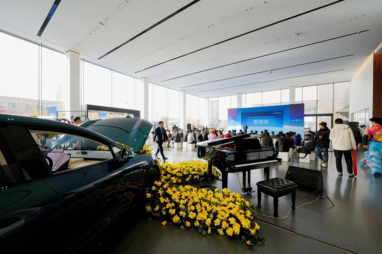 七店同開,年底集齊30家,鴻蒙智行兩周年玩矩陣