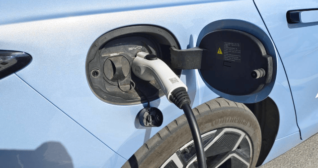 開倒車!新能源時代燃油車為何突然逆勢回暖?