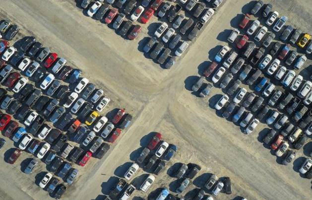 二手車市場(chǎng)里,新能源車正在上演一場(chǎng)冰與火的悲喜劇?保值率成電動(dòng)車硬傷!