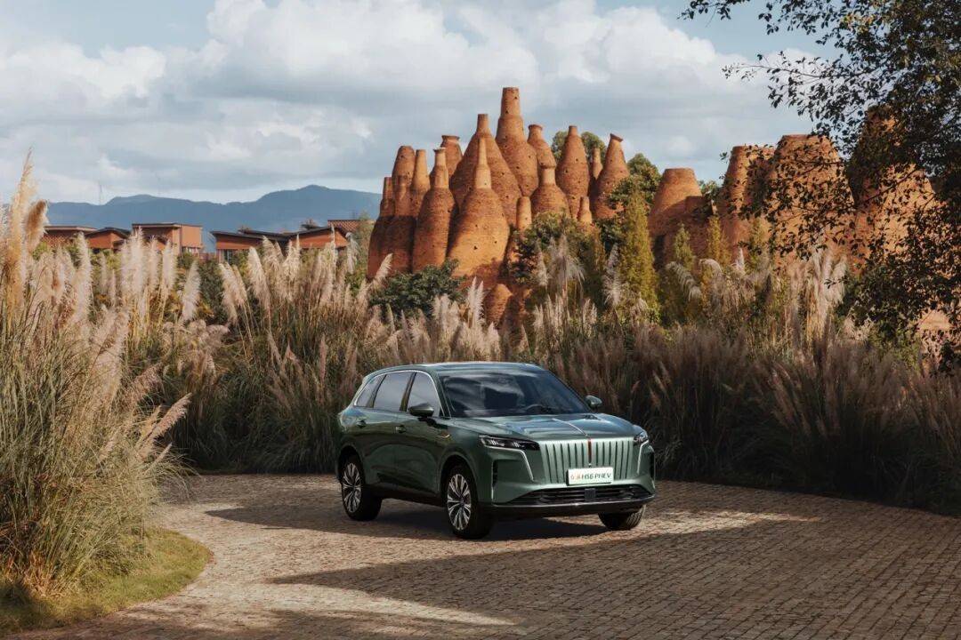 紅旗品牌煥新首秀,分卷精讀繪國車新章