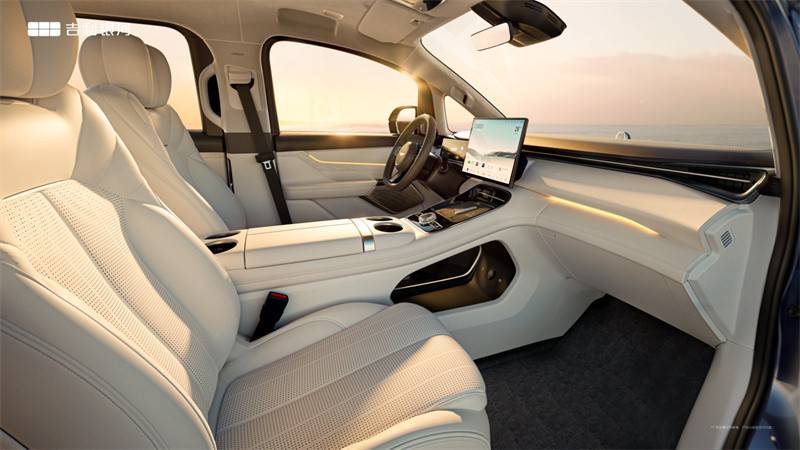 吉利銀河V900通過AI賦能重新定義為“先進(jìn)”體驗(yàn),并精準(zhǔn)嵌入一個(gè)高價(jià)值產(chǎn)品(旗艦MPV)中