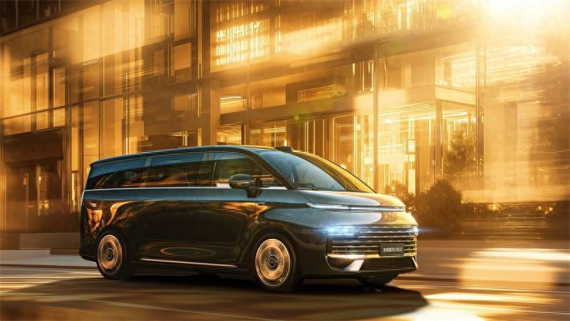 吉利銀河V900通過AI賦能重新定義為“先進(jìn)”體驗(yàn),并精準(zhǔn)嵌入一個(gè)高價(jià)值產(chǎn)品(旗艦MPV)中