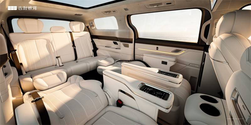 吉利銀河V900通過AI賦能重新定義為“先進(jìn)”體驗(yàn),并精準(zhǔn)嵌入一個(gè)高價(jià)值產(chǎn)品(旗艦MPV)中