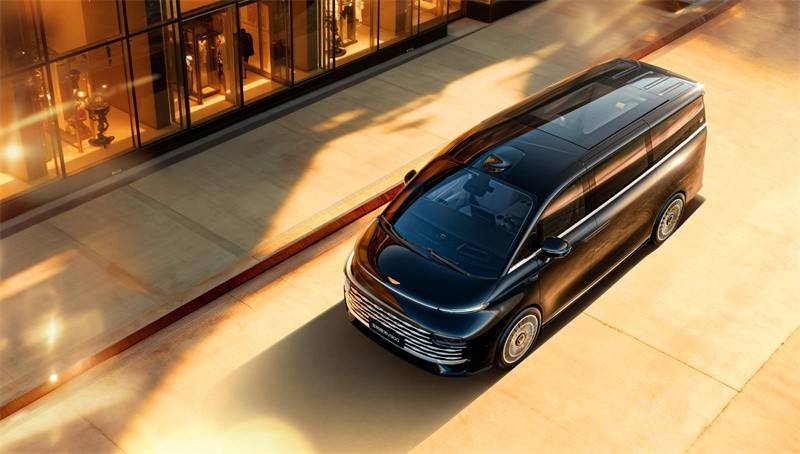 吉利銀河V900通過AI賦能重新定義為“先進(jìn)”體驗(yàn),并精準(zhǔn)嵌入一個(gè)高價(jià)值產(chǎn)品(旗艦MPV)中